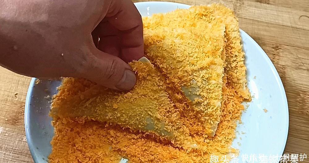 几张馄饨皮2根香蕉，做一盘“香蕉派”，成本也就几元钱，特划算