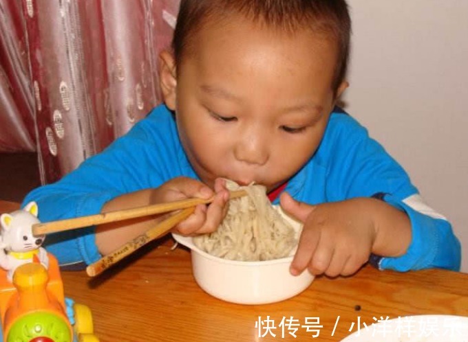 身体|5岁男童每天喝稀粥吃面条,1年后身体出现了问题,家长快住手吧