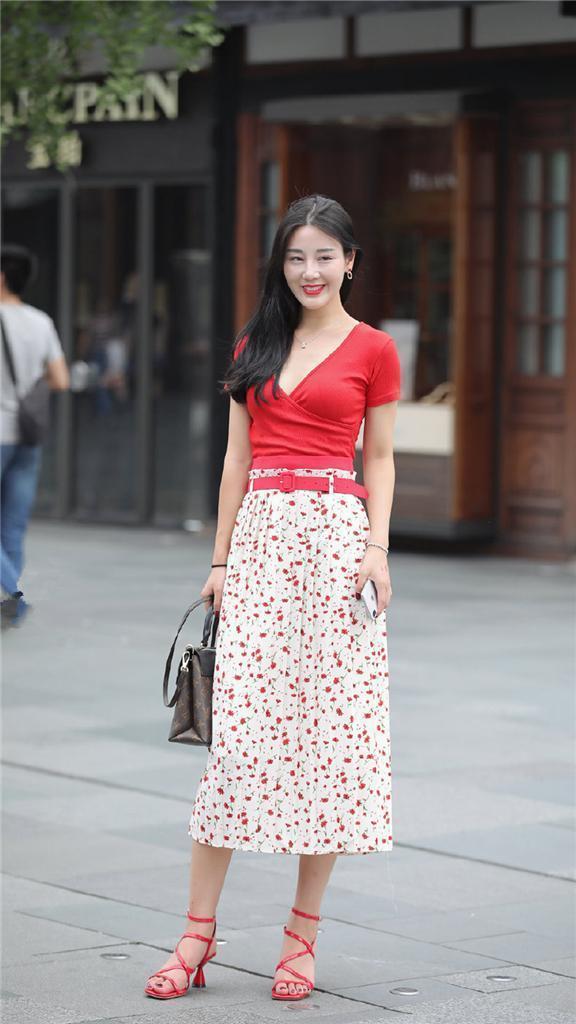 展现|美女街拍:斑点连衣裙+高跟鞋,清爽大方,让小姐姐展现俏皮可爱的气质