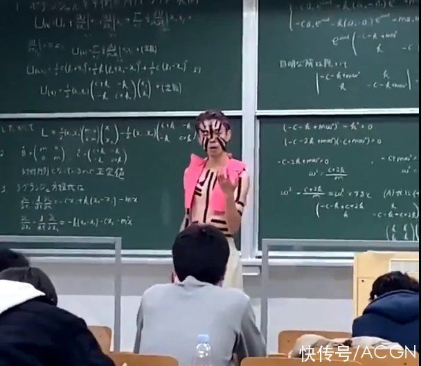 京都大学|日本学生太中二了,在课堂上COS鬼灭之刃,还给同学讲物理题