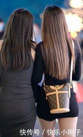 虽然打扮各不相同,搭配时髦的连衣裙,减龄时尚显身材