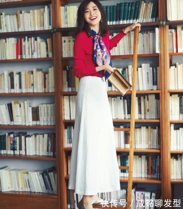 减龄|中年大女怎么穿减龄?试试“针织毛衣+丝巾”的组合,优雅又精致