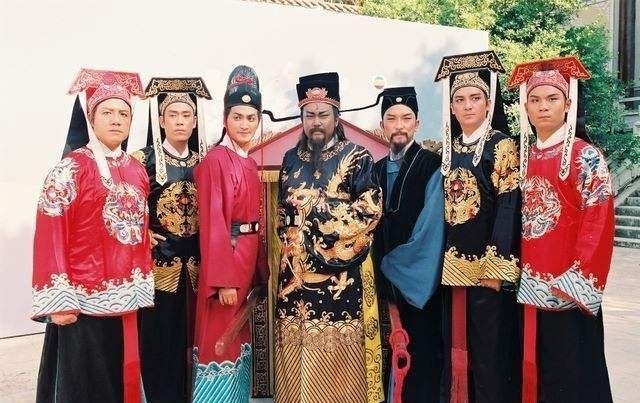 善于|包拯不善于写诗,考进士基本不可能,主考官道:为你改考试内容