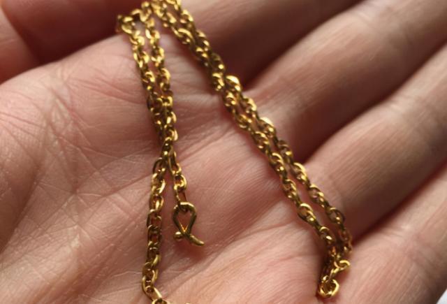 称赞|孩子扯断幼儿园老师“金项链”,妈妈处理方式被称赞:最高级炫富