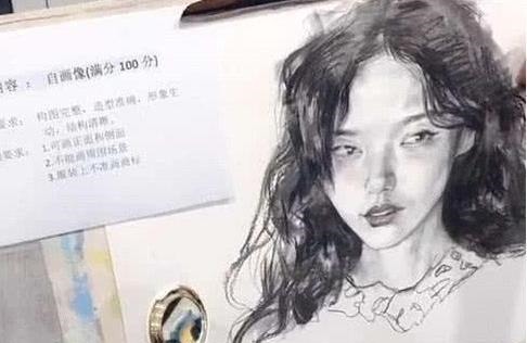 艺考$美术生考试画“自画像”火了,美女画得很好,但老师还是给了0分