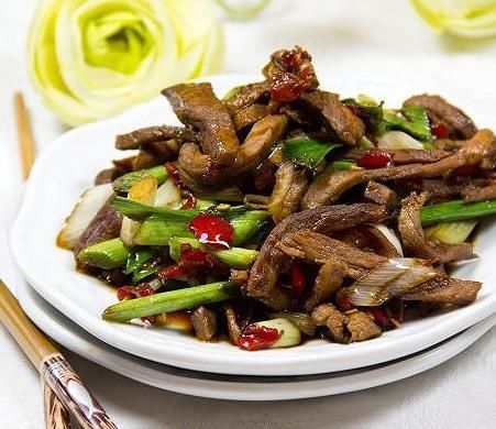 美食优选：辣爆圆白菜，鱼香茄子，青蒜炒肉丝的做法