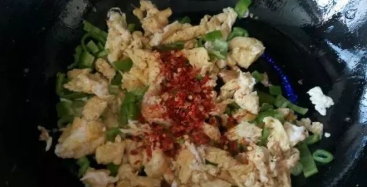 用1个青椒2个鸡蛋,做了一碗酱,全桌的人抢着吃