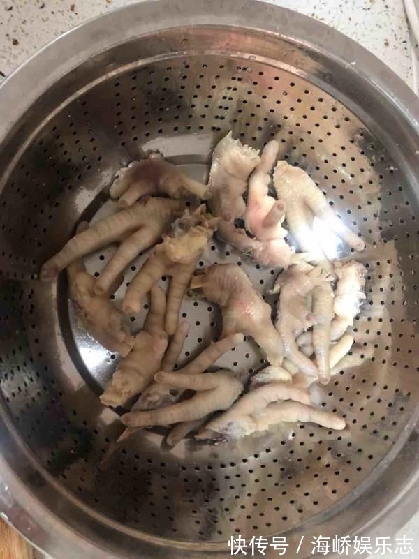 教你在家做红烧鸡爪，掌握好这做法，光闻味就流口水，越吃越上瘾