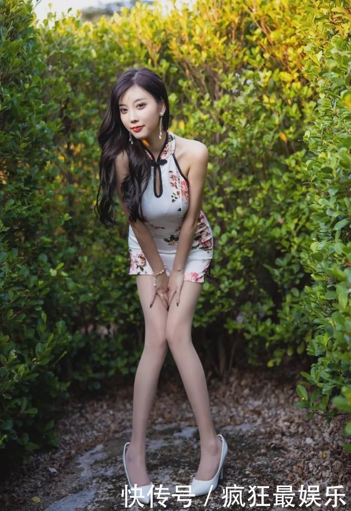 身穿超短旗袍的小姐姐,秀出完美好身材,俏皮粉发显个性