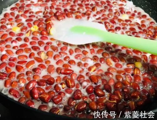 花生米加上一把干淀粉，香甜酥脆味道好，我家一周吃3次，不返潮