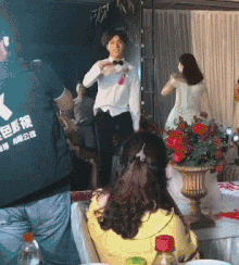 |搞笑GIF:长点心吧 对面住的可都是单身汉啊