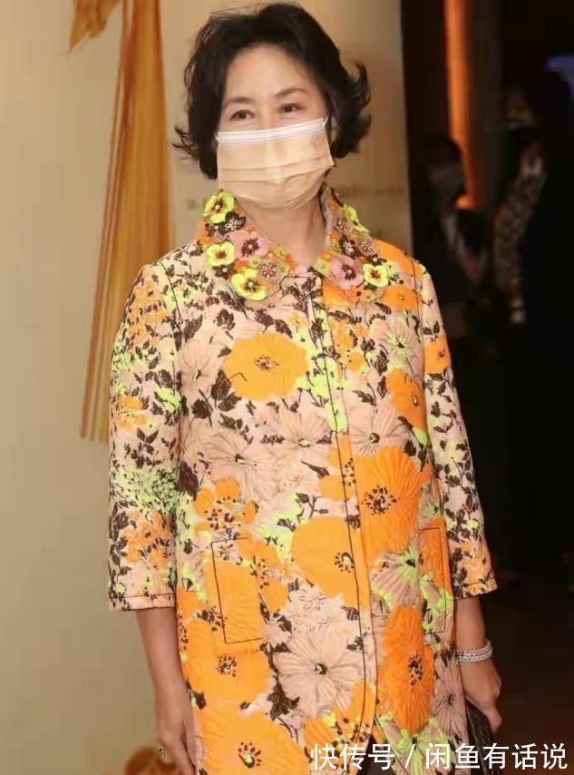气质|59岁何超琼气质真好,穿那么花的大衣真接地气,配短发像邻家大妈