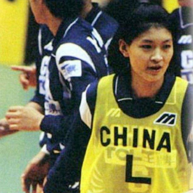 天才|女排天才毀約赴美深造，郎平鏡頭前哽咽聲明，宣布她被永久除名