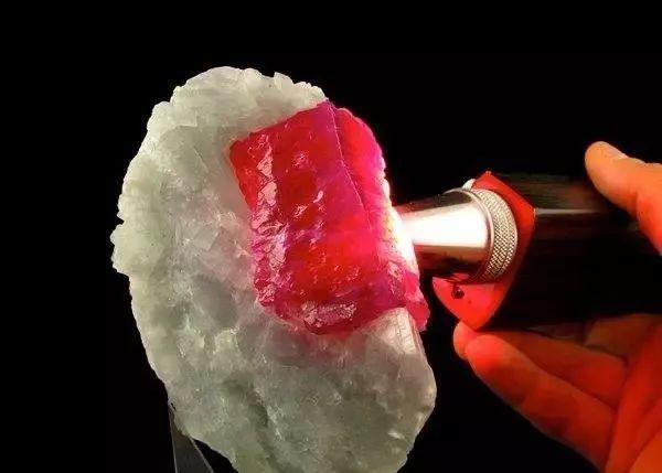 月光石 8种珠宝界特有的光学效应,又美又神奇,能认识一半都算行家啦!