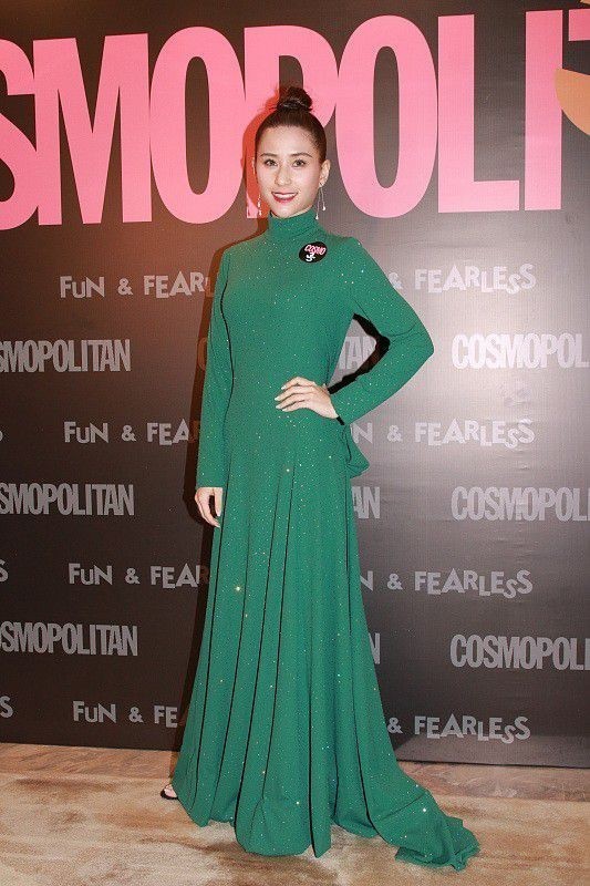 连体裤|何超莲穿衣真“大胆”,丝巾直接当挂脖上衣性感迷人,又美出圈了