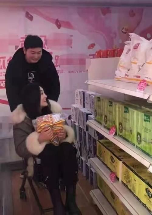 小白|别拿小白鞋搭大衣了，今年流行的3双鞋，舒服时髦，和大衣更相配