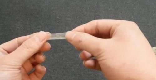 赶紧在筷子上粘透明胶带,后悔现在才知道,解决了家里的大烦恼