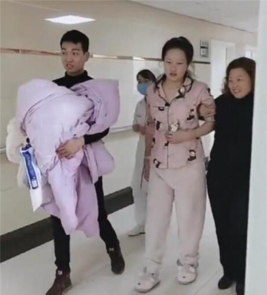 顺产|堪称最“霸气”产妇,顺产完走回病房似“将军”,网友值得骄傲