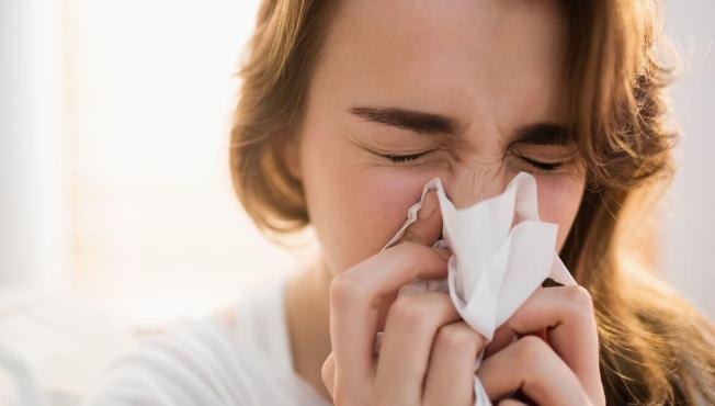 单纯|嘴巴周围时不时出现几个水泡,医生提醒:这不是“上火”,会传染