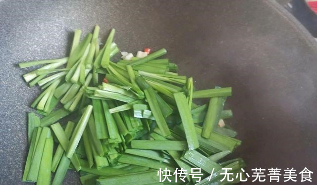 鸡蛋和粉丝一块做,炒一炒就出锅,方便简单,好吃又下饭!