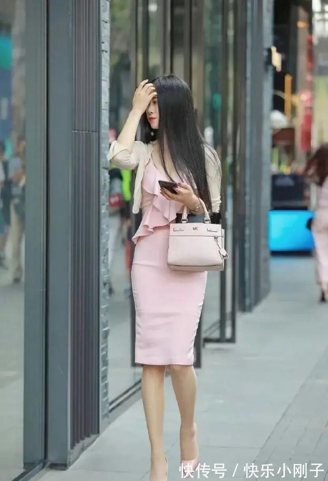 吊带裙 吊带裙包容身材缺陷,带来强烈的潮流感,带来美丽气质