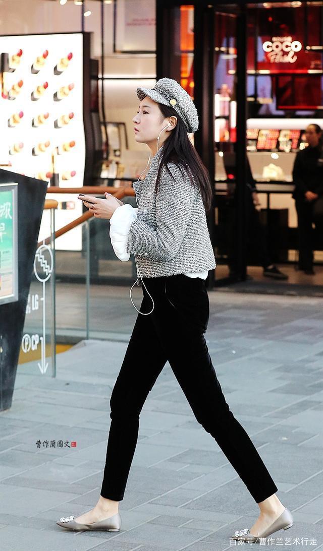 穿九分裤,露出脚腕脚踝,美女用最简单的办法也能很时尚