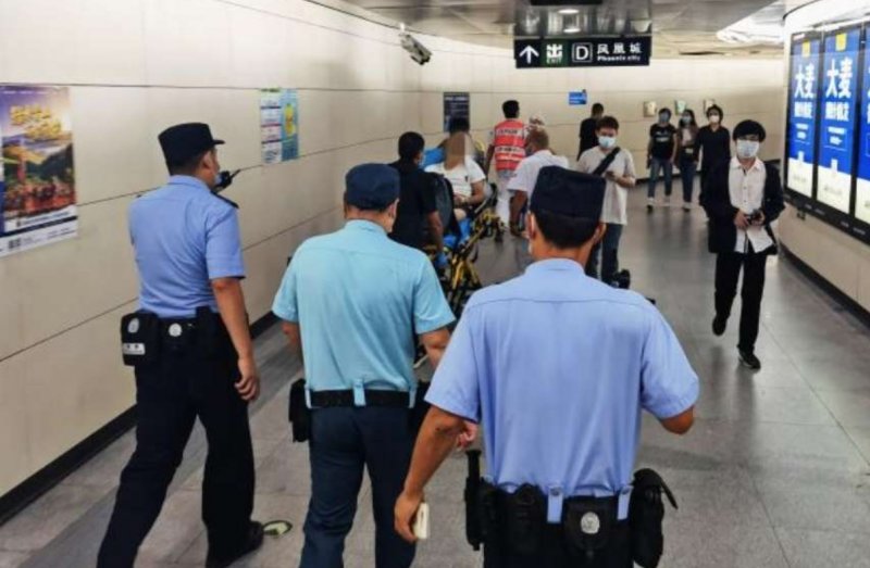 地铁|警探号丨乘客地铁突发疾病昏迷 民警替家属签字急救