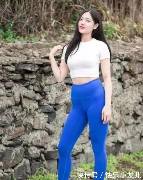 装扮 没有什么比打底裤的装扮能充满时尚感,更加贴合身形