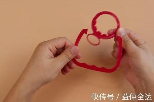 把油桶提手粘在马桶上,手再也不用碰马桶,解决了家家户户的烦恼