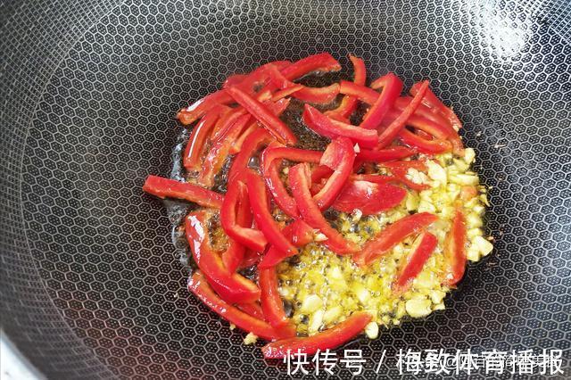 郫县豆瓣酱|鸡蛋茄子配彩椒,不油不腻味道香,真的越吃越想吃