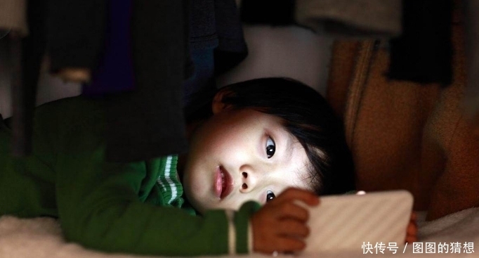 每天躺着玩手机的人,最后发生了什么呢?3大变化或许会不请自来