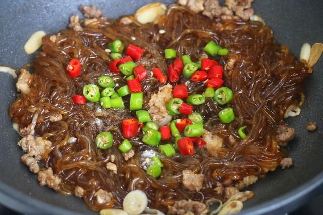 关键点|做肉末炒粉条，记住两个关键点，不管放多久，粉条都不粘不坨