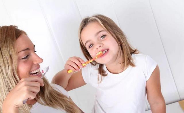 电动牙刷|美国牙医建议七岁之前不要自己刷牙?很多中国父母教育错了