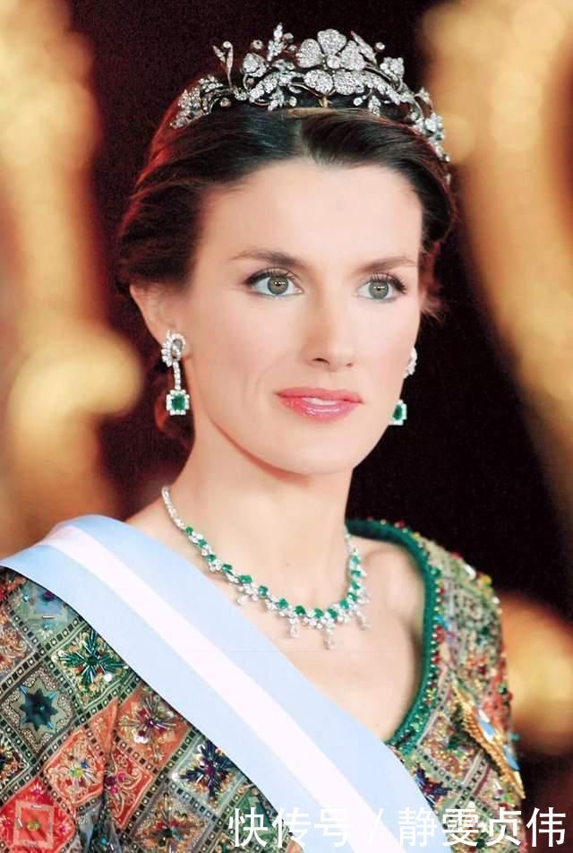 莱蒂齐亚王后的这套造型色彩协调真好,搭配祖母绿耳环,惊艳万分