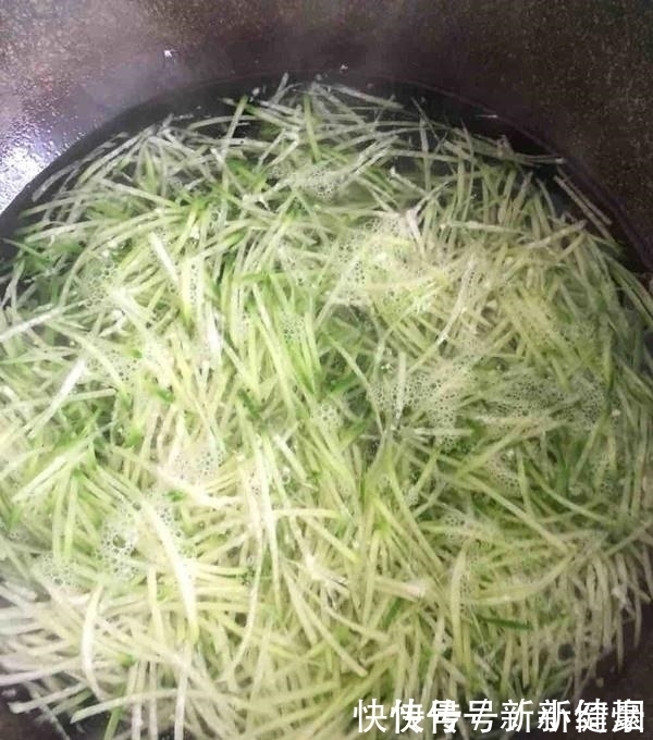 它是小人参,一元一斤,常吃润肺排毒助消化,夏月吃它正当季!