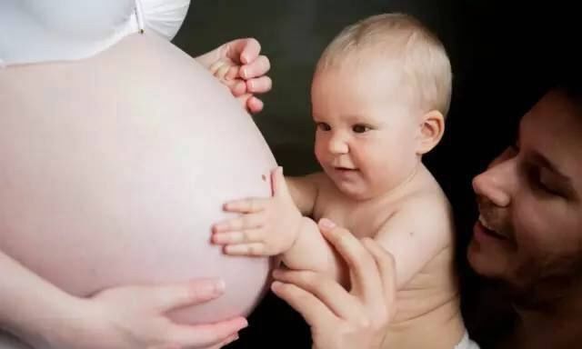 孕妈|孕期，胎儿老踢孕妈肚子，可能是在传递这2个信息，你注意到了吗