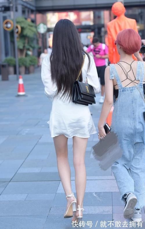 小蛮腰 苗条女孩的时尚穿搭,简单的“白色系”造型,展现不一样的魅力