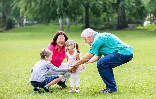 老奶奶|90岁太奶奶缝被子,小重孙在一旁撒娇捣乱,网友:这才是天伦之乐