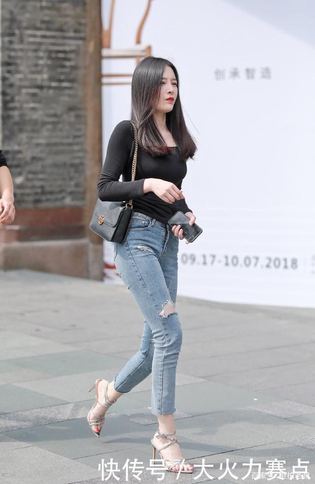 新时尚|不知道破洞牛仔裤搭配什么上衣的要注意了,你错过了一种新时尚