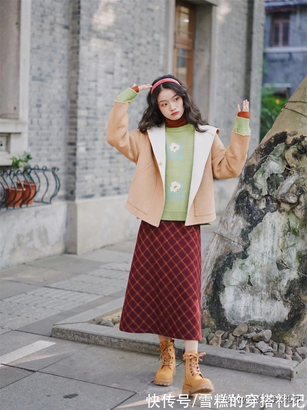 搭配 “长裙+短靴”=早秋最美穿搭！遮肉显高还时髦，日常通勤都适合