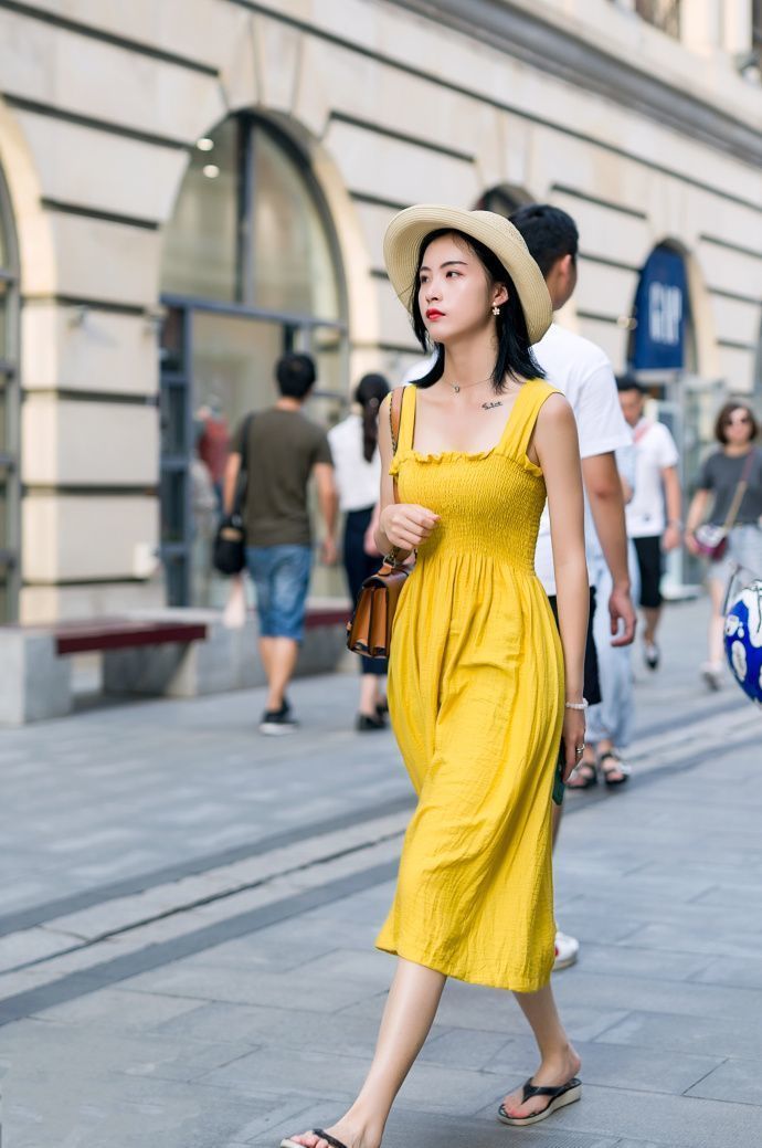 街拍:花色长裙美女的身材真好,笑容阳光又灿烂