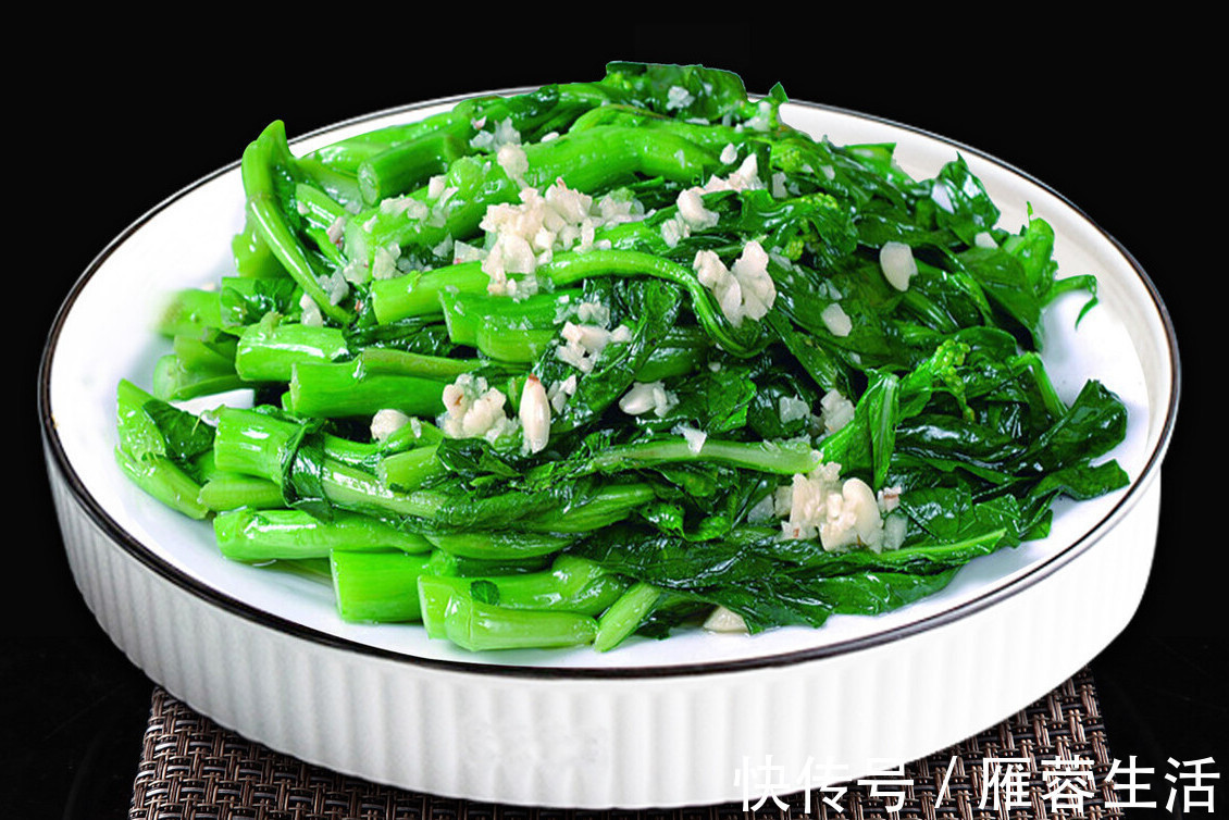 青菜|炒青菜不可直接下油锅，掌握2个关键技巧，青菜又脆又嫩不变色