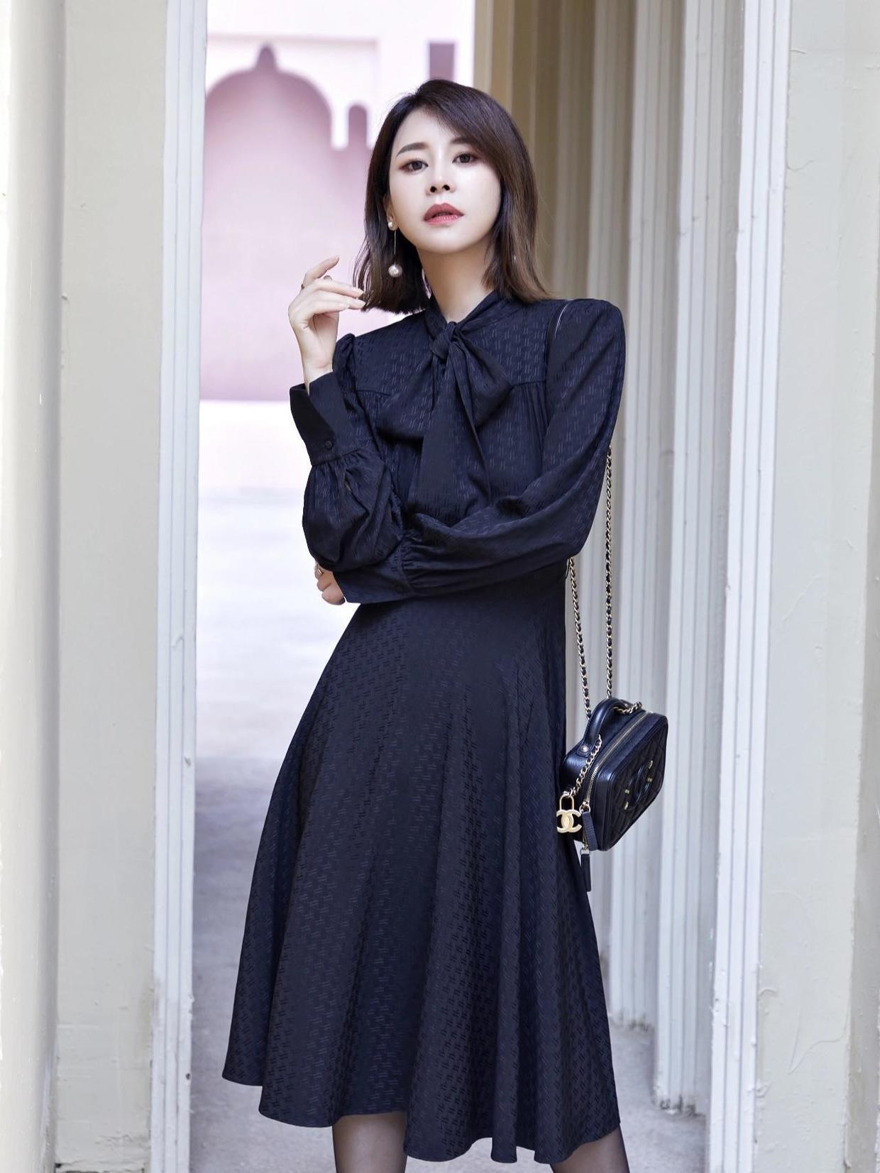 针织连衣裙 冬季穿搭没头绪?不妨试试这些纯黑色连衣裙,时髦百搭不挑人