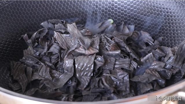 人造肉炒菠菜，想不到这么好吃，做法简单又快速，吃1次就忘不了