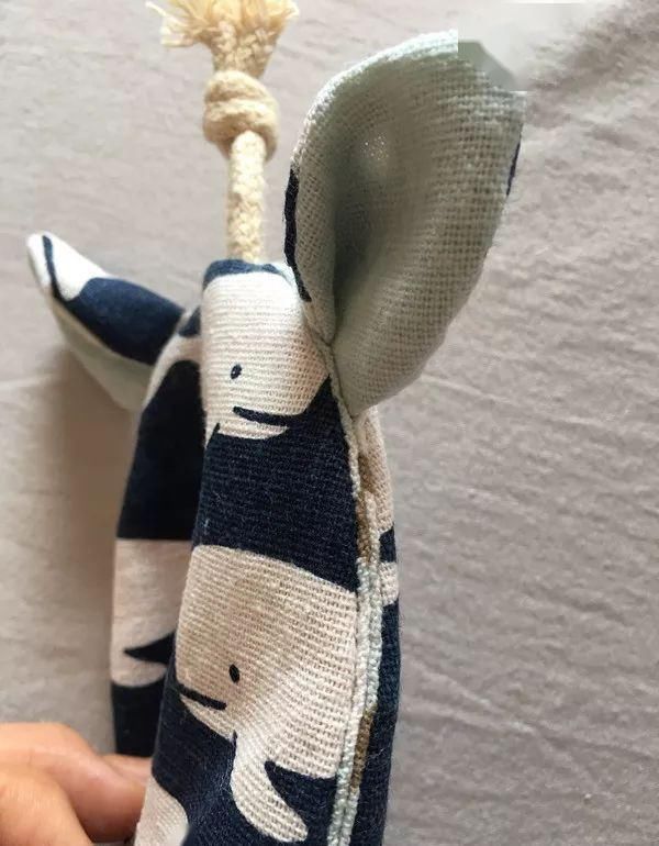 旧物改造旧衣服只能扔掉除了可以捐赠,还可以这么做隔壁小孩看到都抢着要