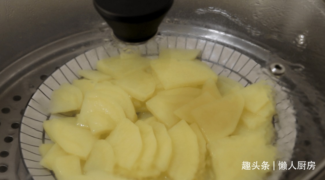 土豆别再炖肉了，教你一个新吃法，好吃到停不下来，比吃肉香！