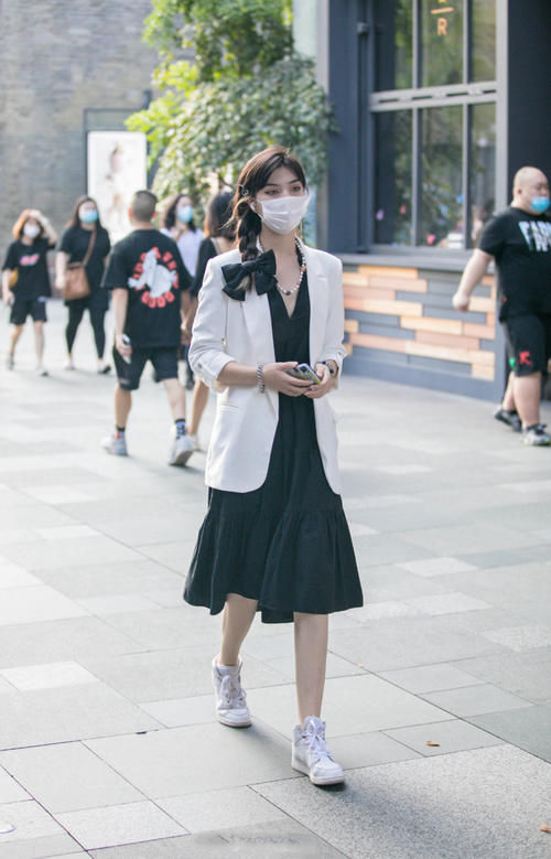 初春不一定要依赖彩色裙，黑色裙子选得好，打扮沉稳又年轻