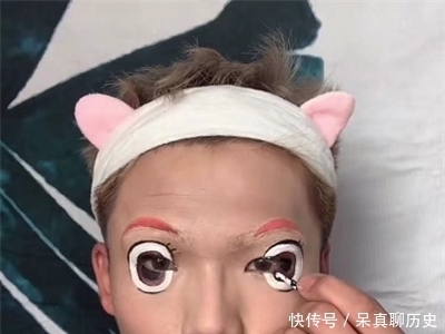 小哥哥仿妆“波妞”走红，开头：来看看笑话，最后：有两个鼻子？