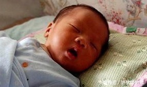 睡眠时间|孩子如果经常这么睡觉,以后可能与高个子无缘,父母要多加注意了