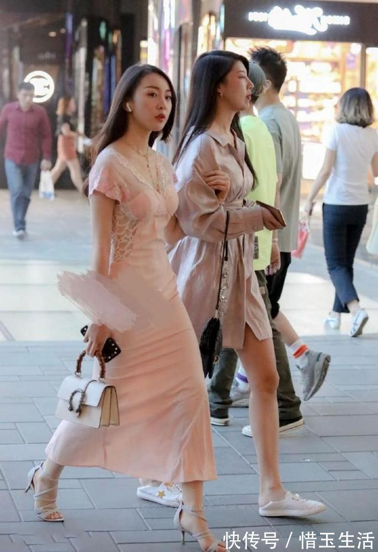 美女|街拍美女休闲装穿搭，活力无限，有一种恋爱的感觉